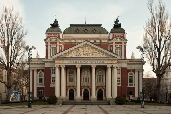Народният театър кани младите: билети по 5 евро до края на април